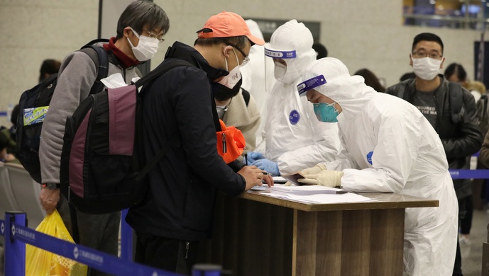 浦東機場對入境重點航班加大流調后，現場有數小時耐心等候旅客和十小時不脫的誠格防護服